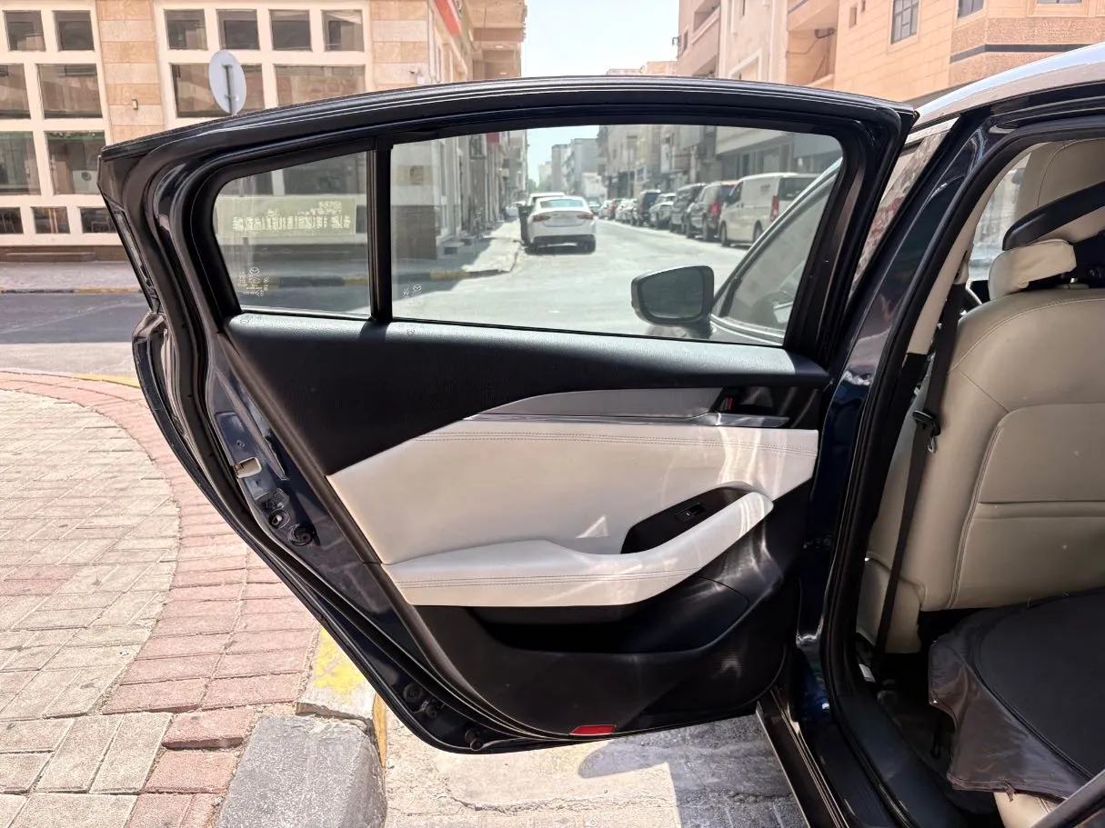 Car image 14