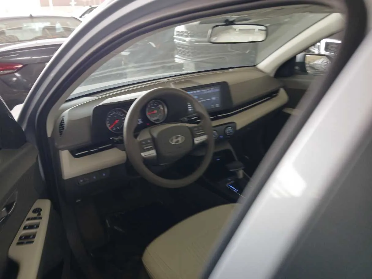 Car image 12