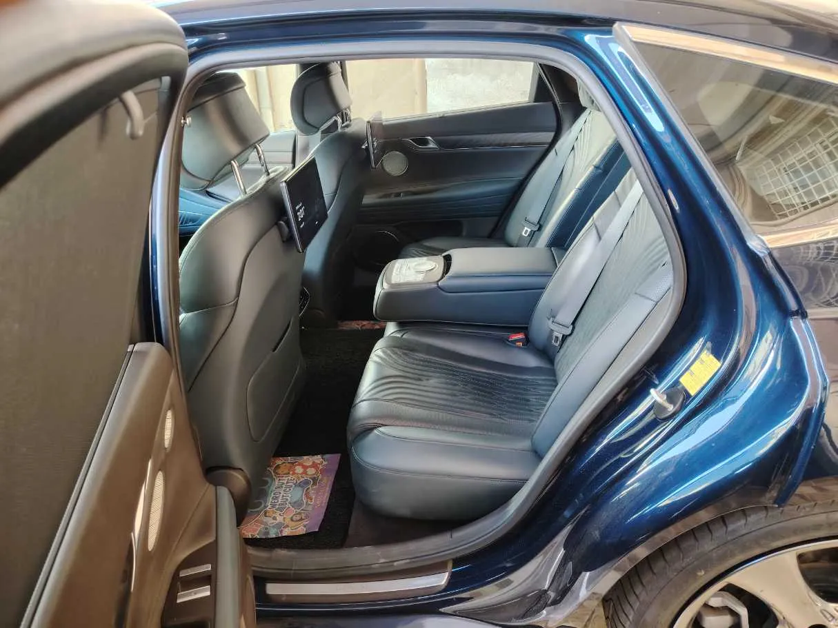 Car image 15