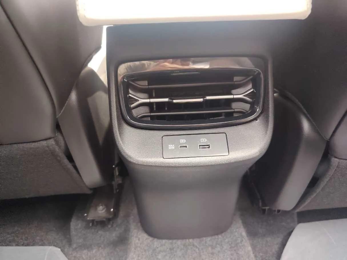 Car image 28