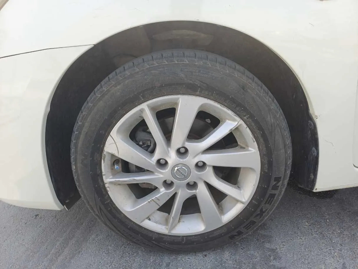 Car image 9