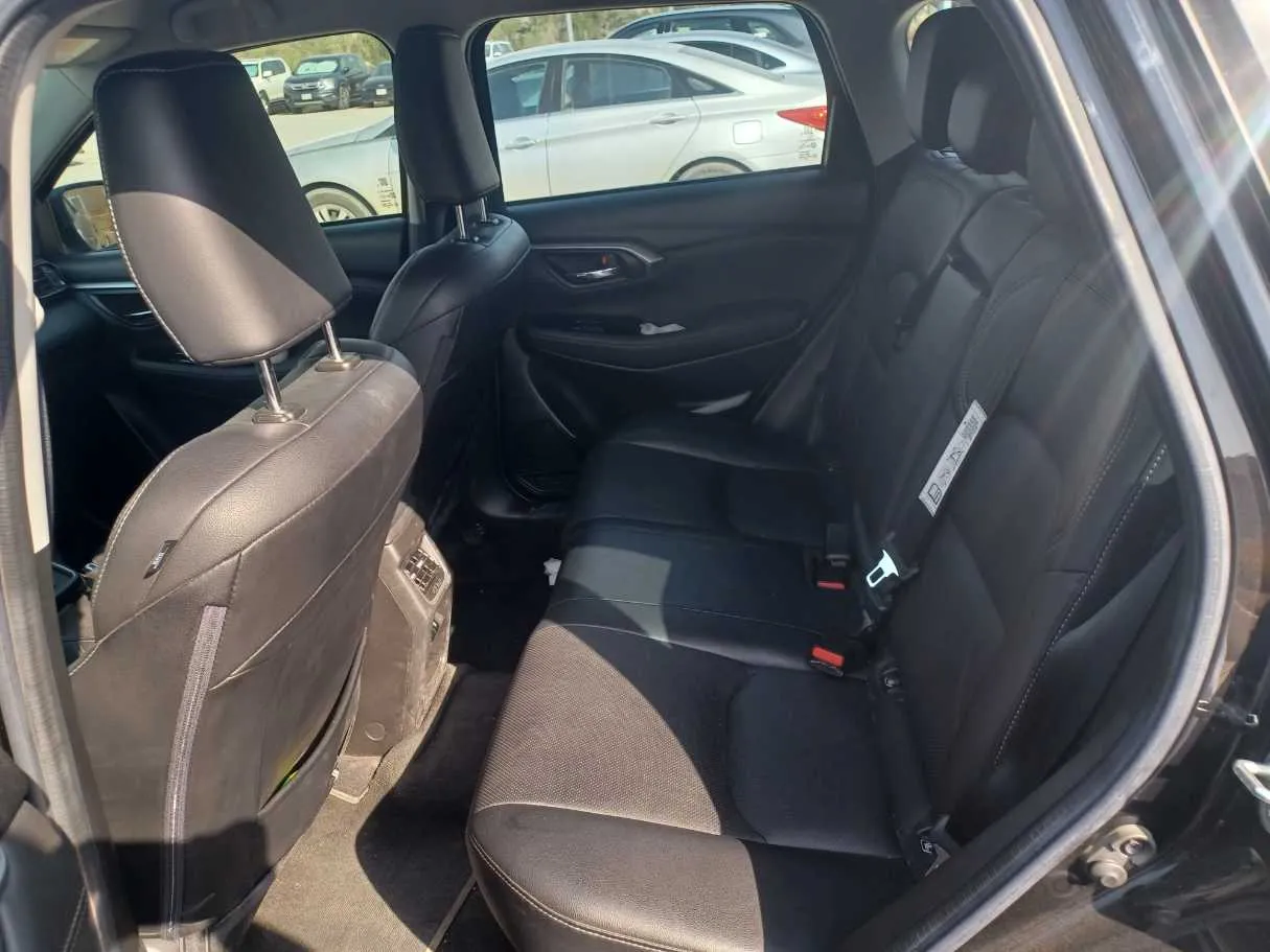 Car image 14