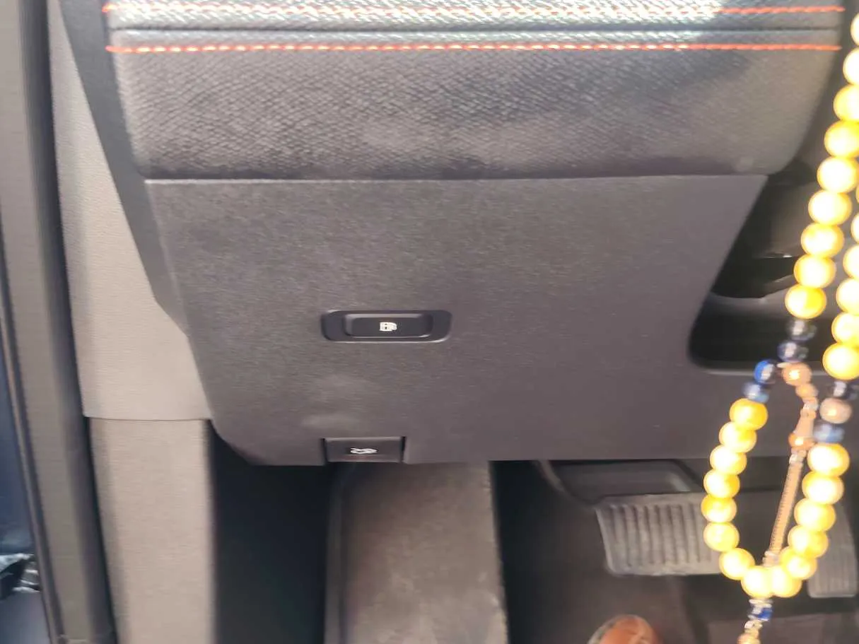Car image 26