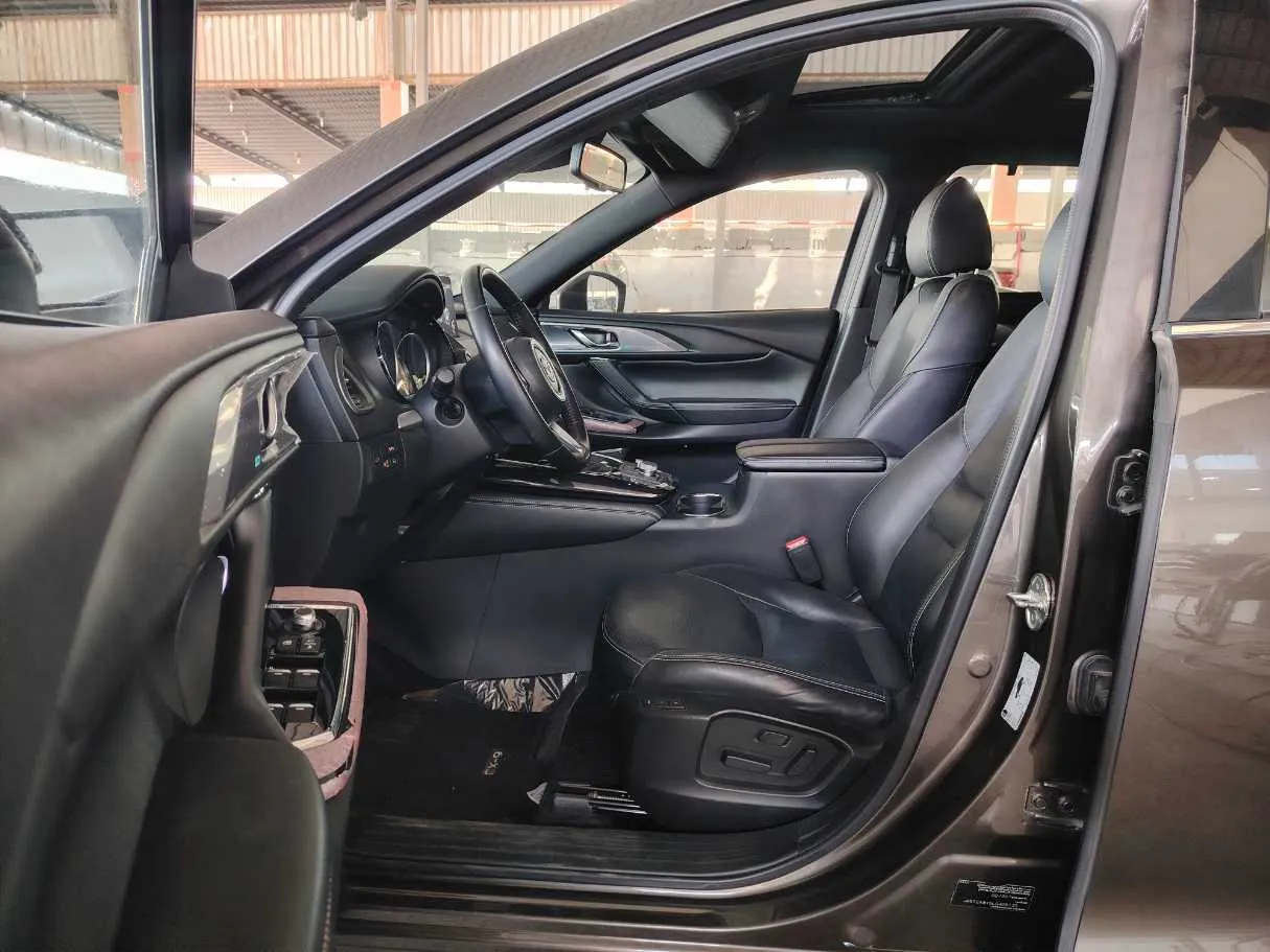 Car image 12
