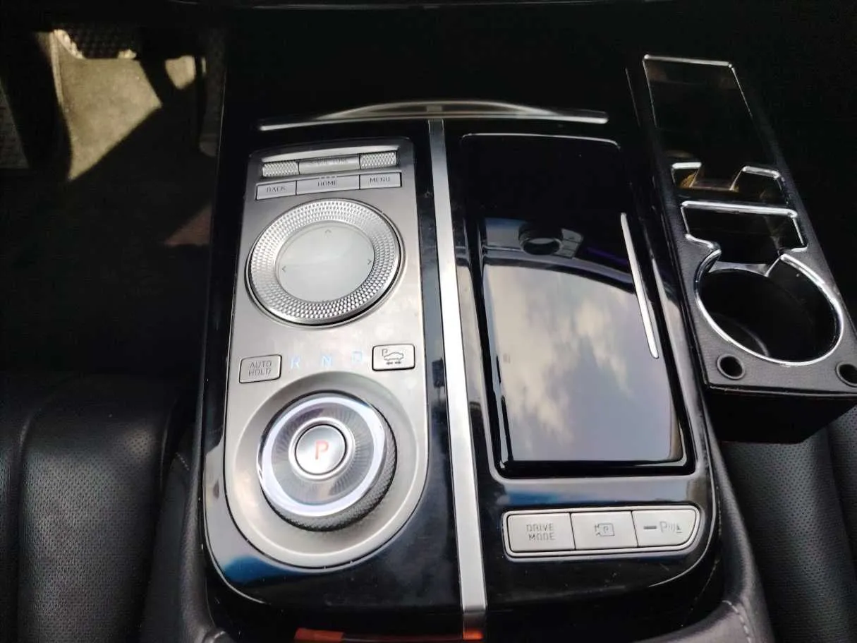 Car image 18