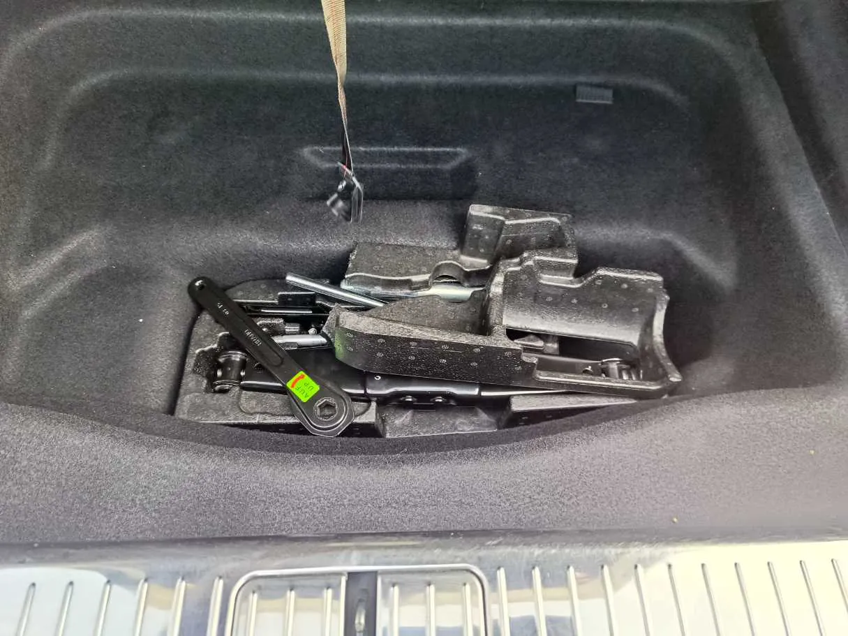 Car image 35