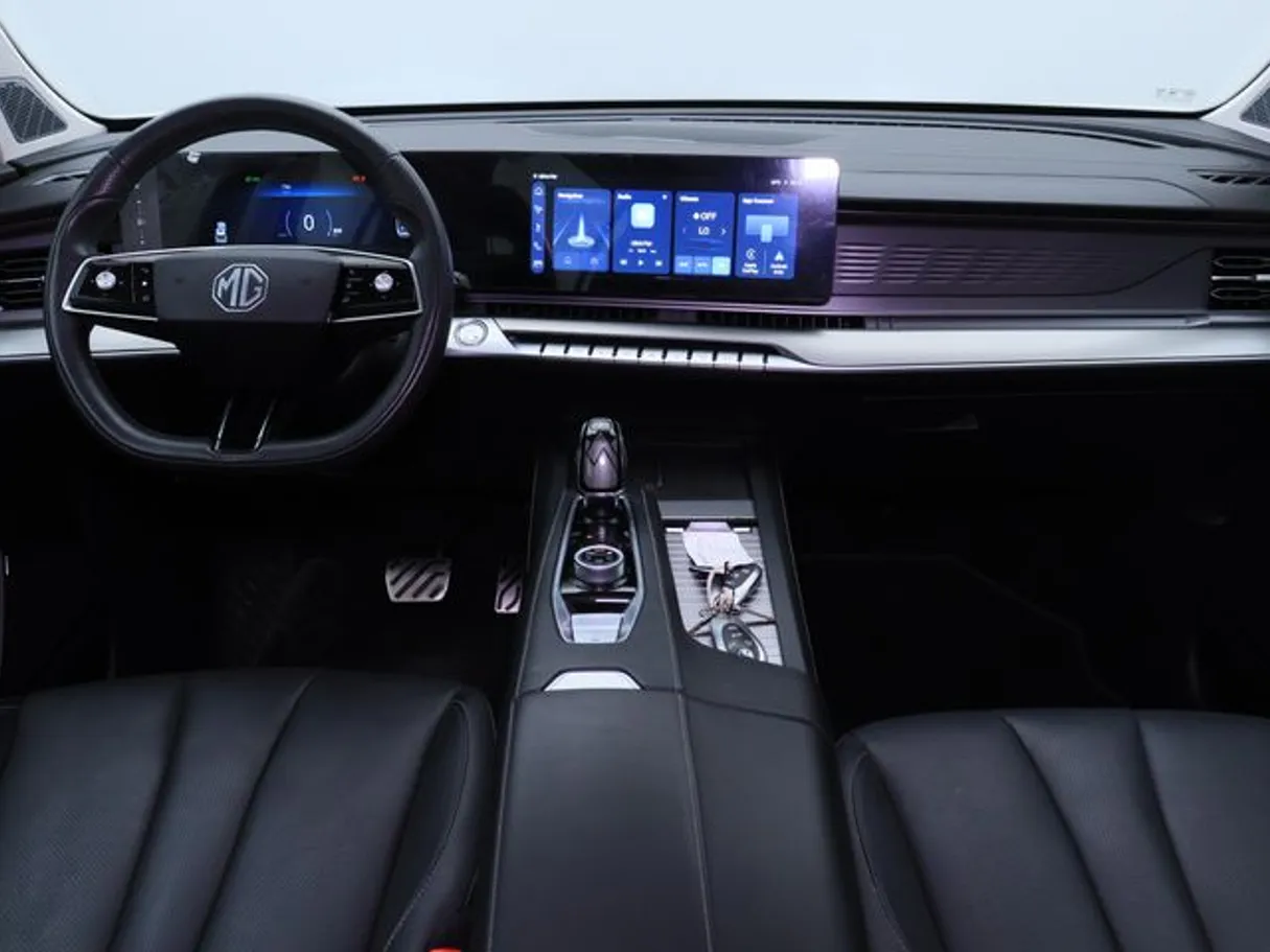 Car image 14