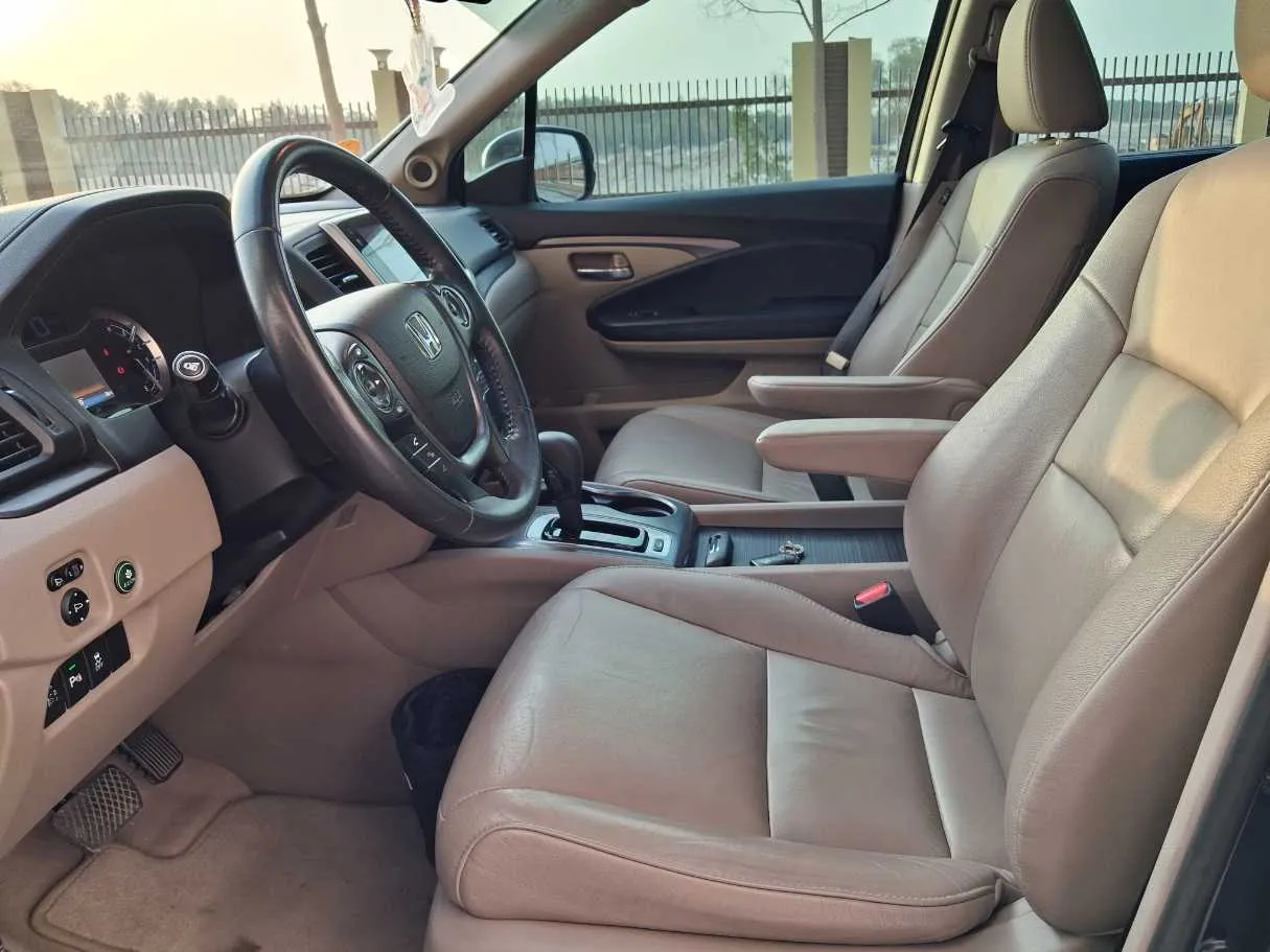 Car image 13
