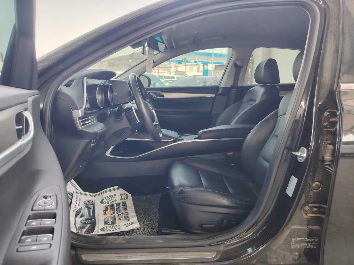 Car image 14