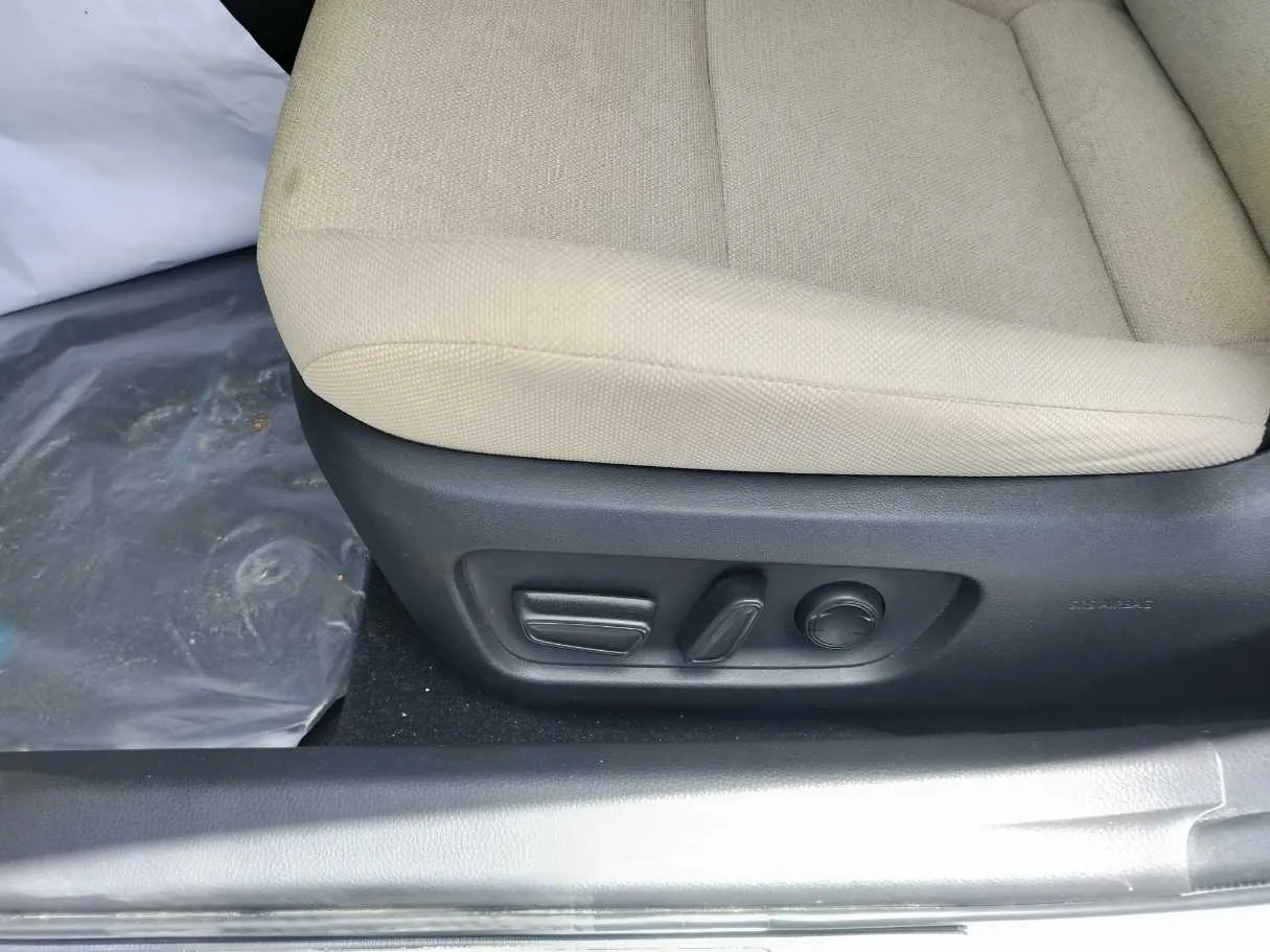 Car image 30
