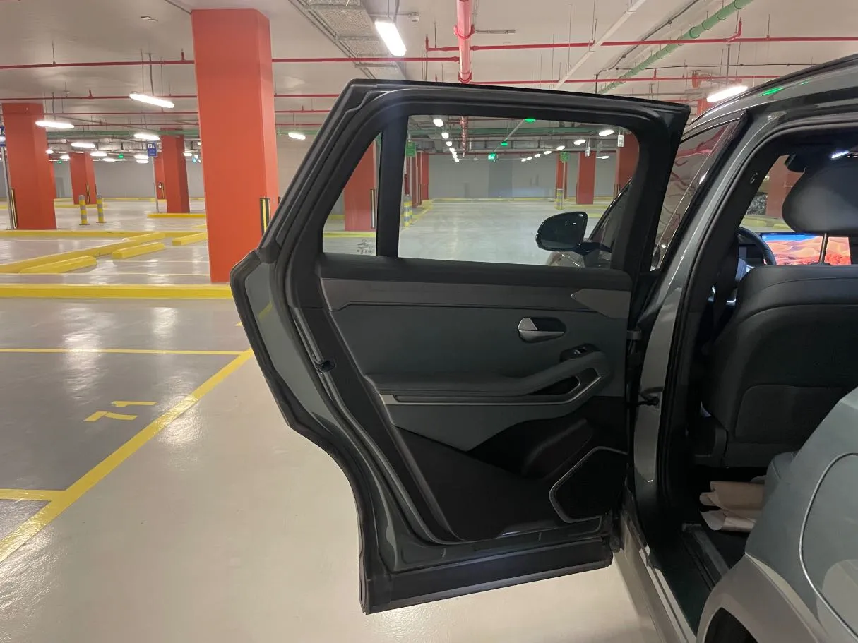 Car image 14