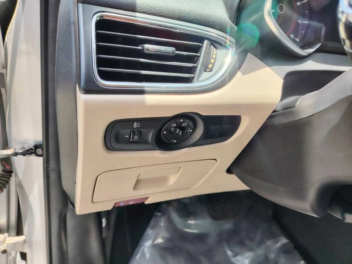 Car image 30