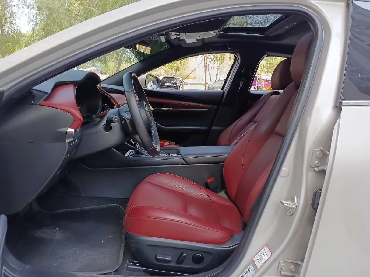 Car image 12