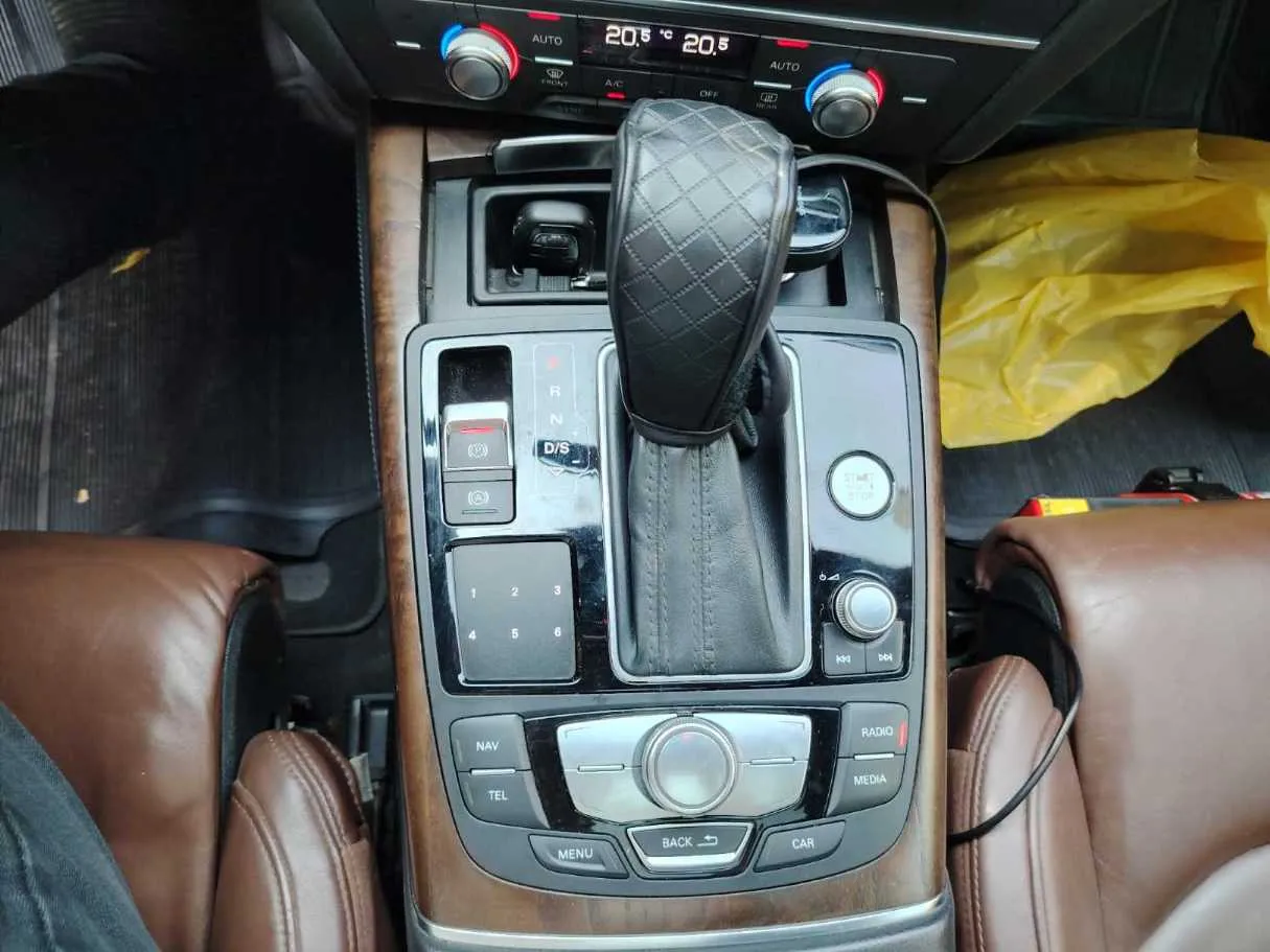 Car image 24