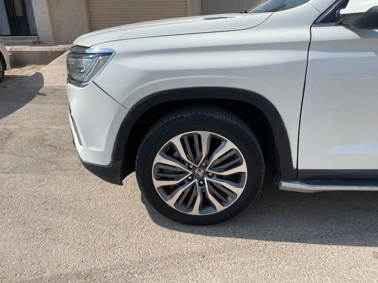 Car image 9