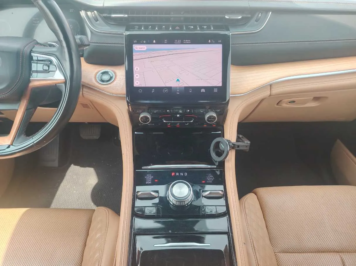 Car image 18
