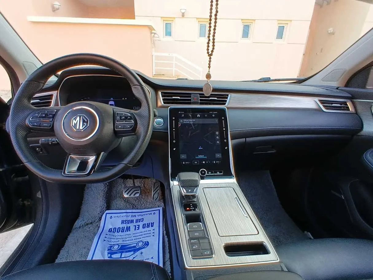 Car image 14