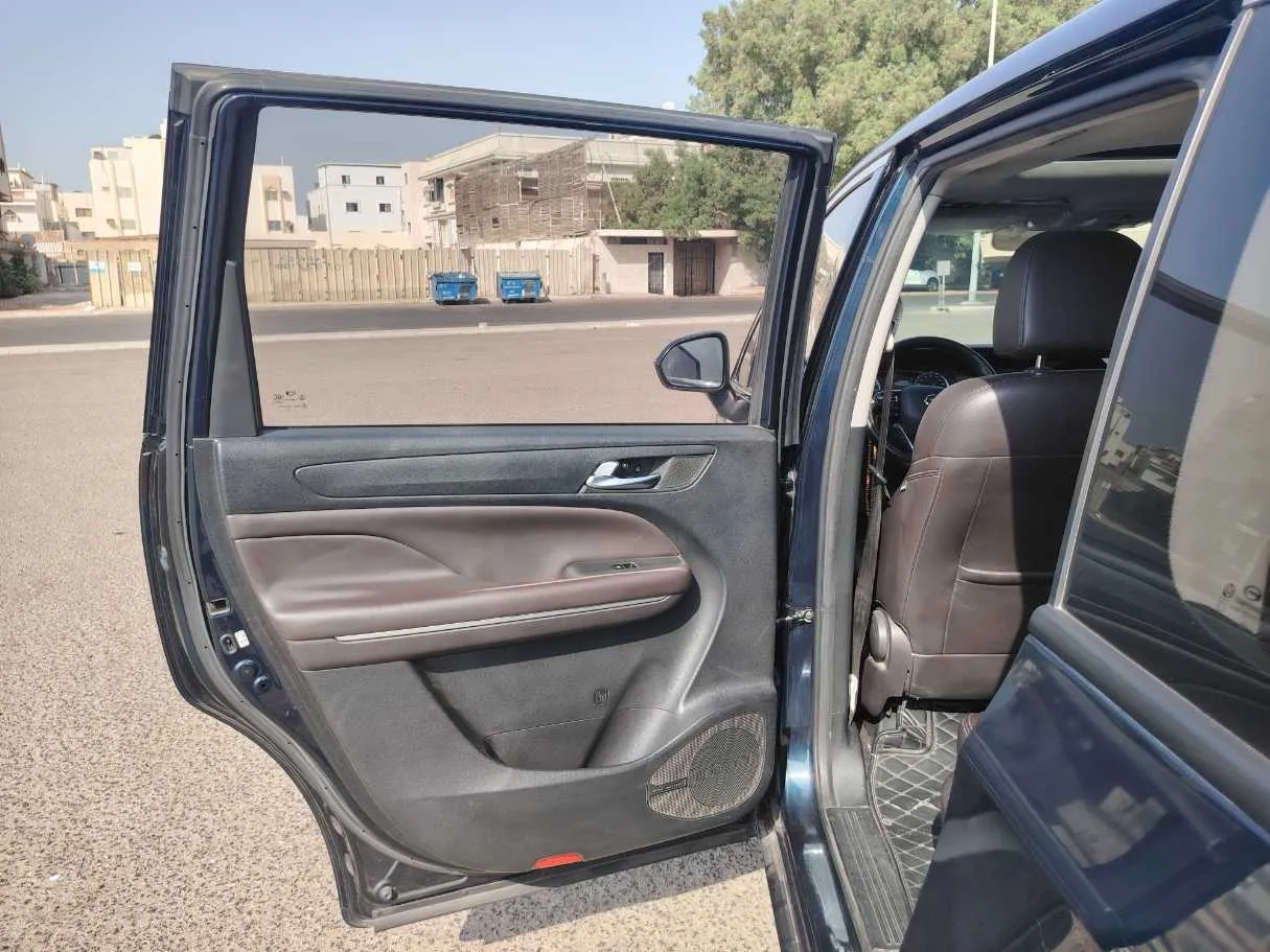 Car image 14