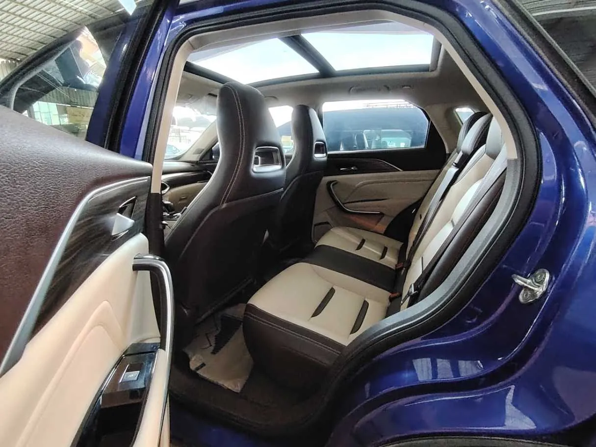 Car image 19