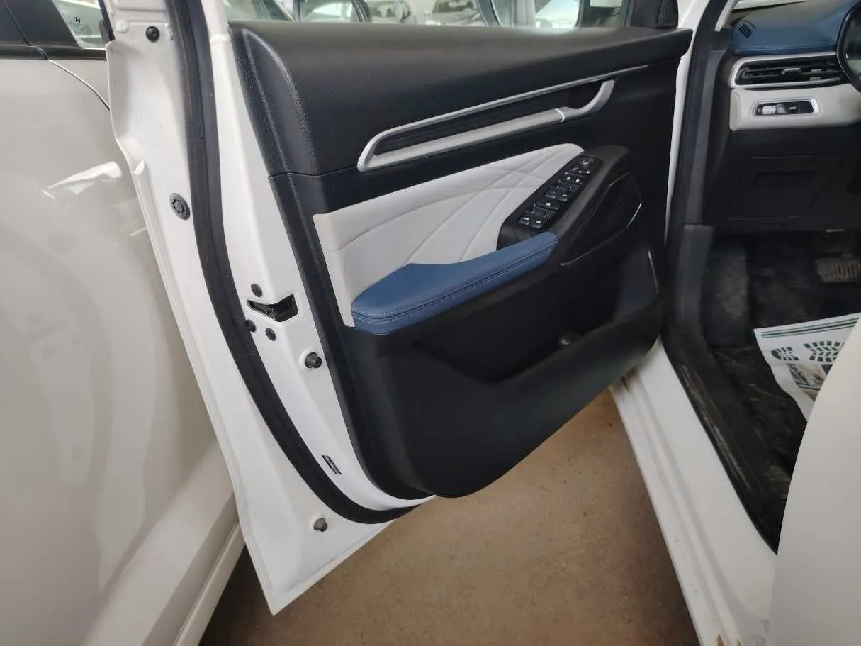 Car image 12
