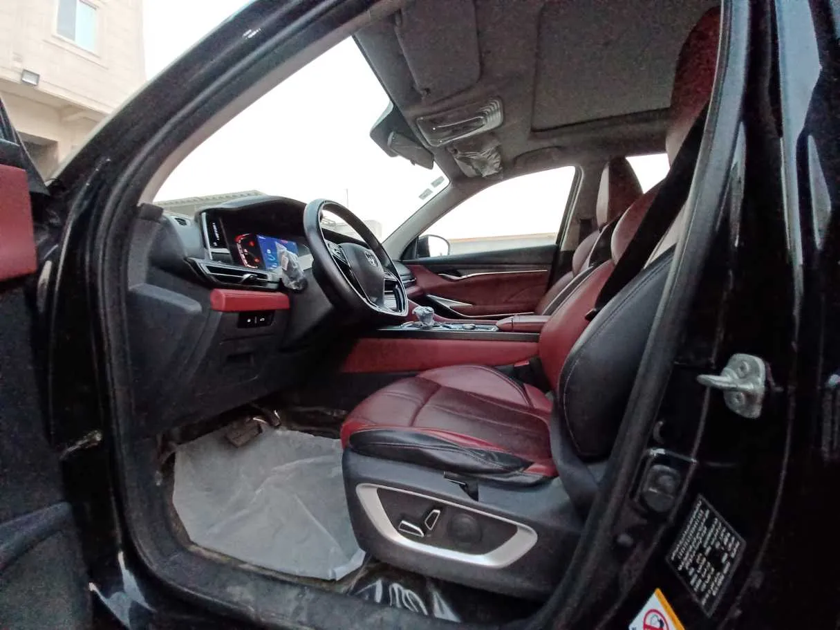 Car image 12