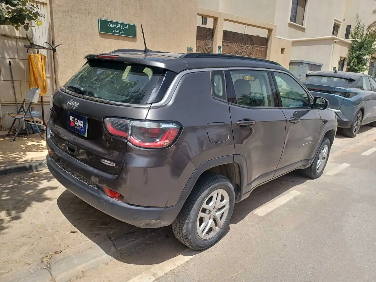 Car image 5