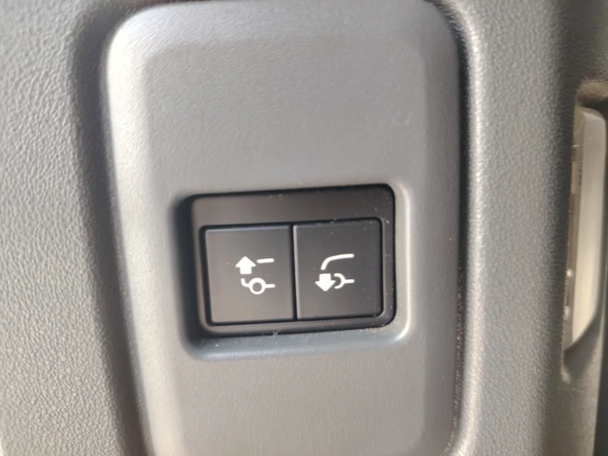 Car image 34
