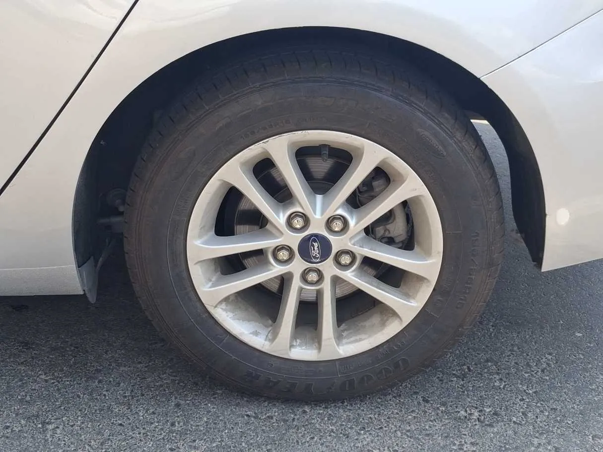 Car image 9