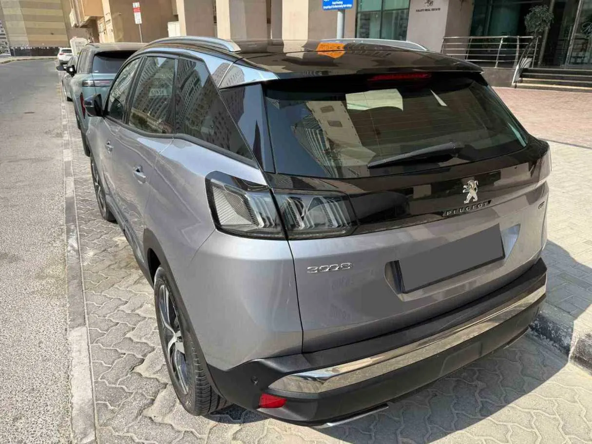 Car image 4