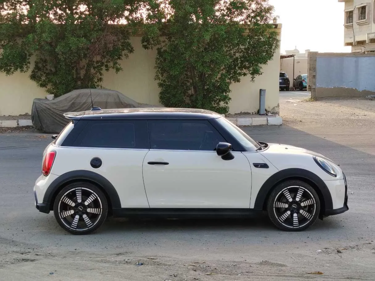 Car image 4