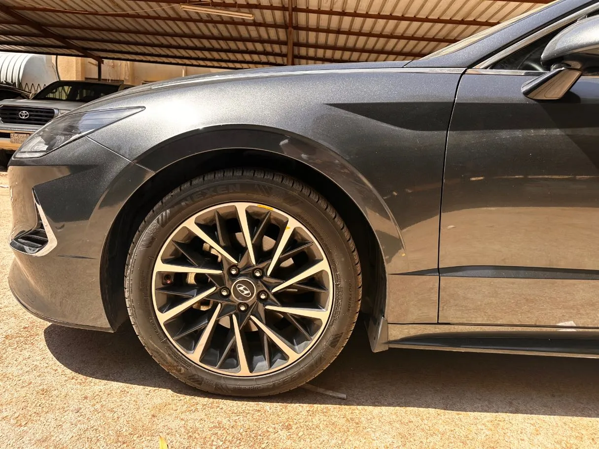 Car image 9