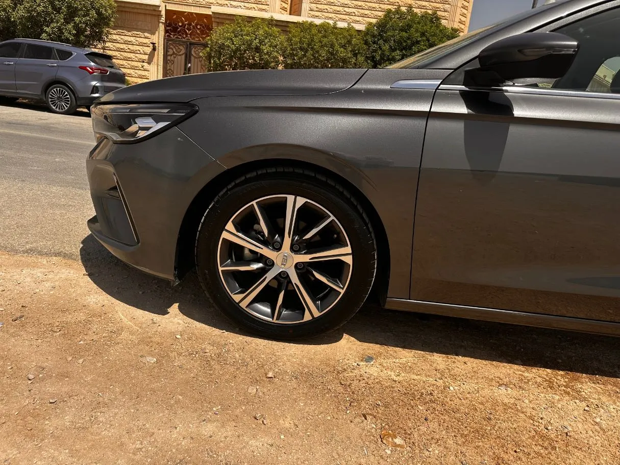 Car image 9