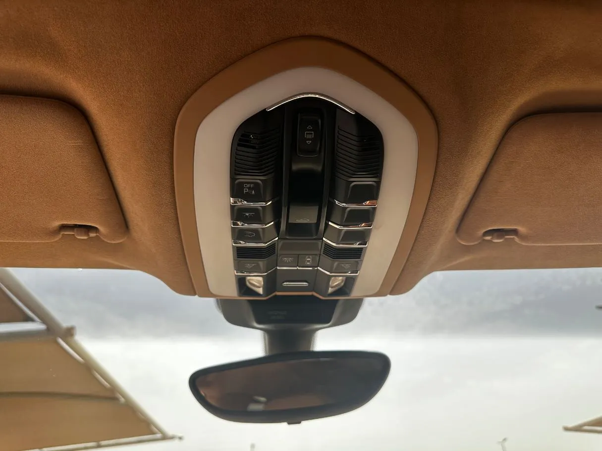 Car image 32