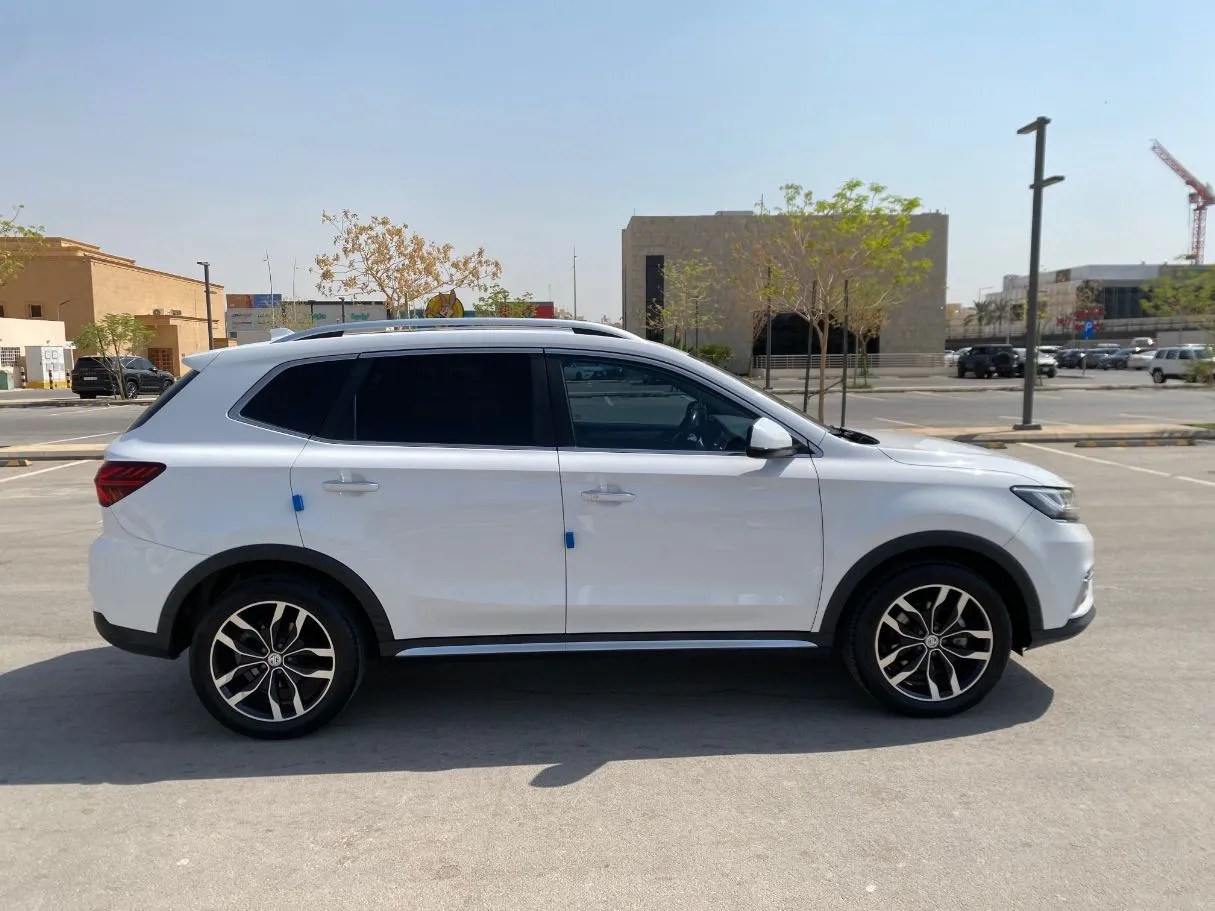 Car image 4