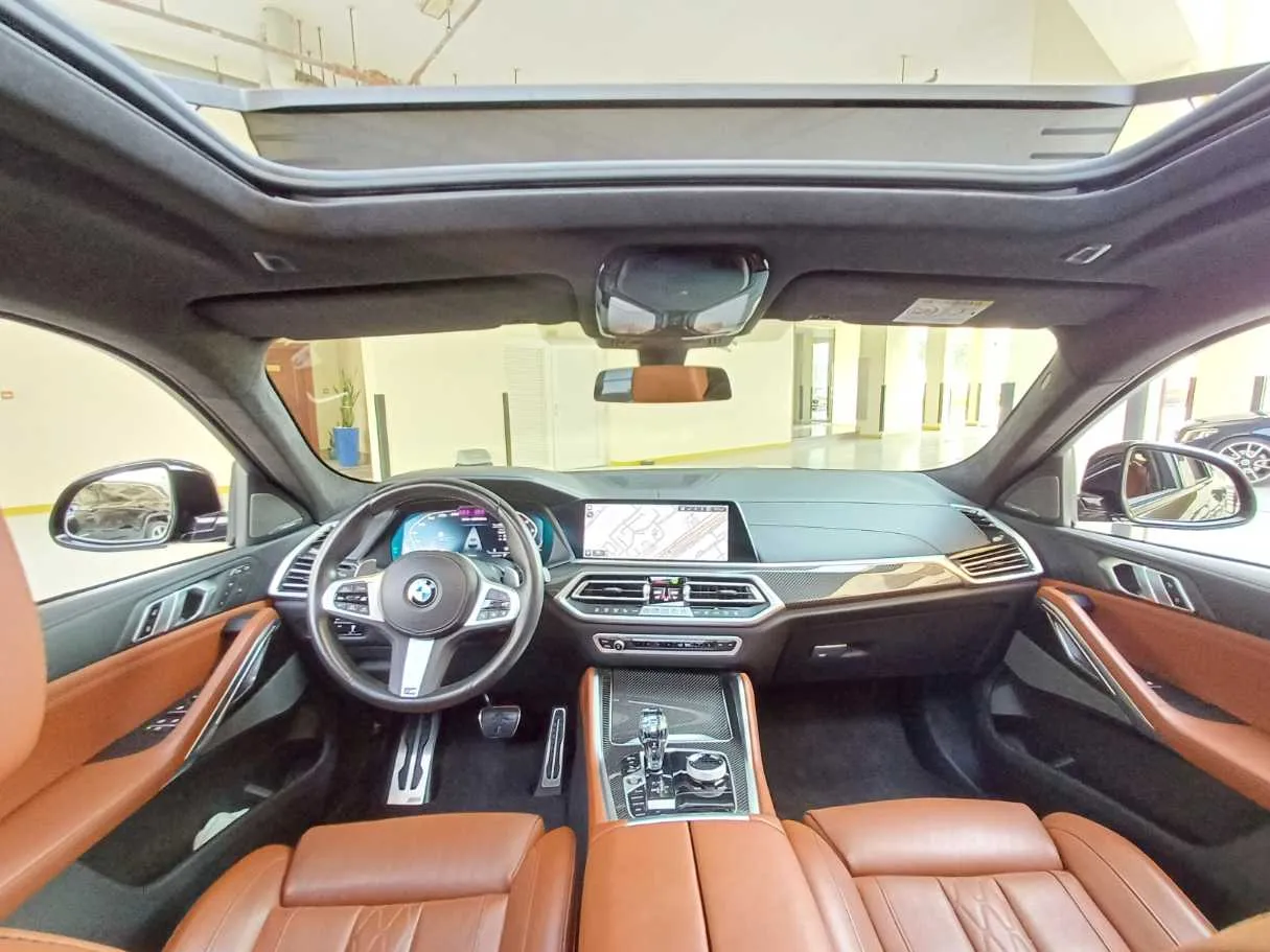 Car image 14