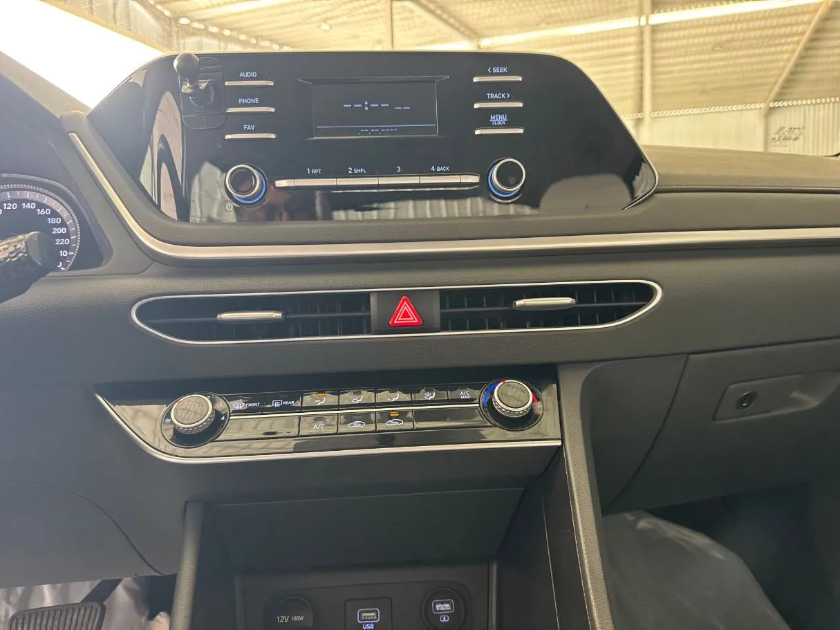 Car image 12