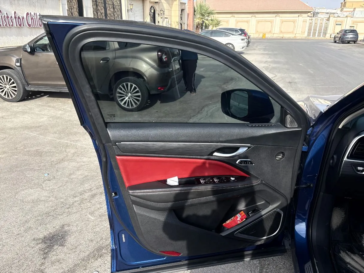 Car image 10