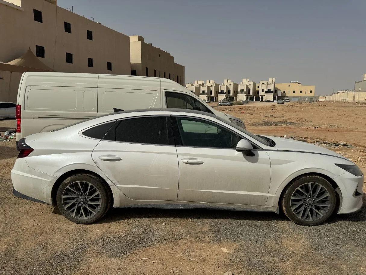 Car image 4