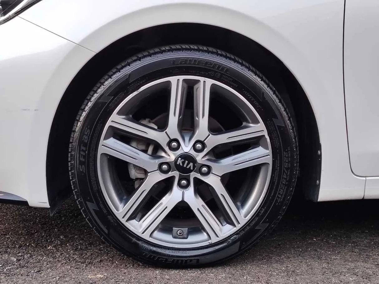 Car image 12