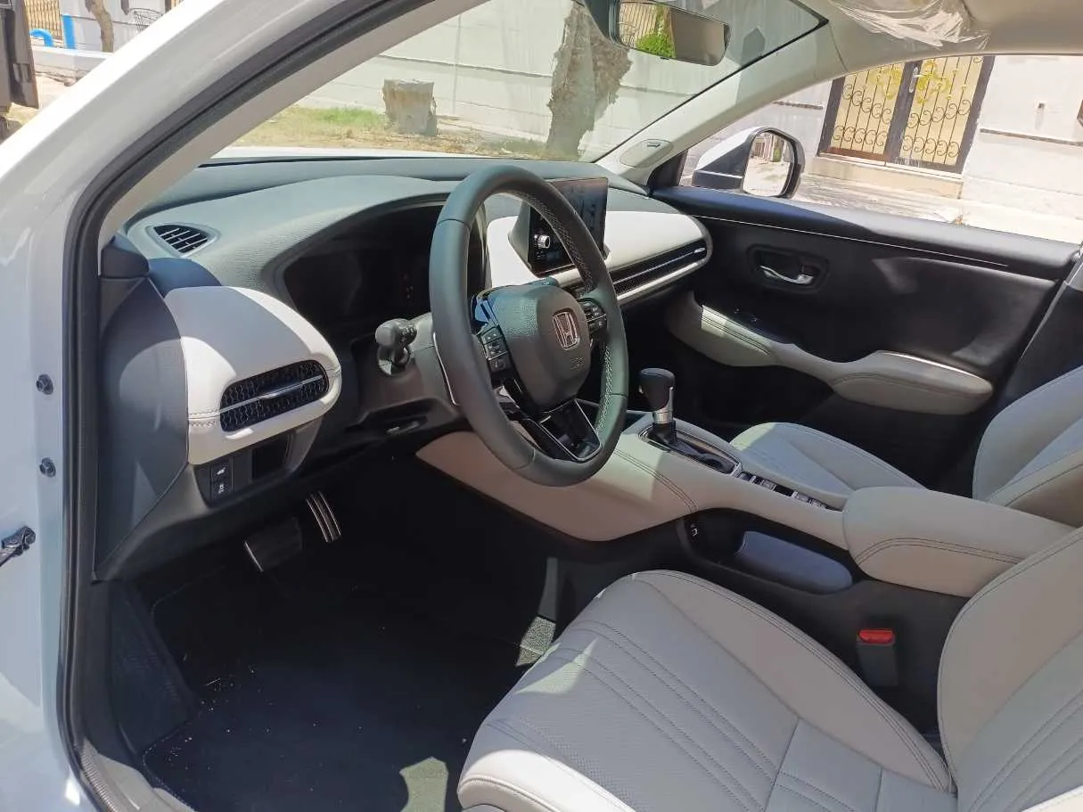 Car image 11