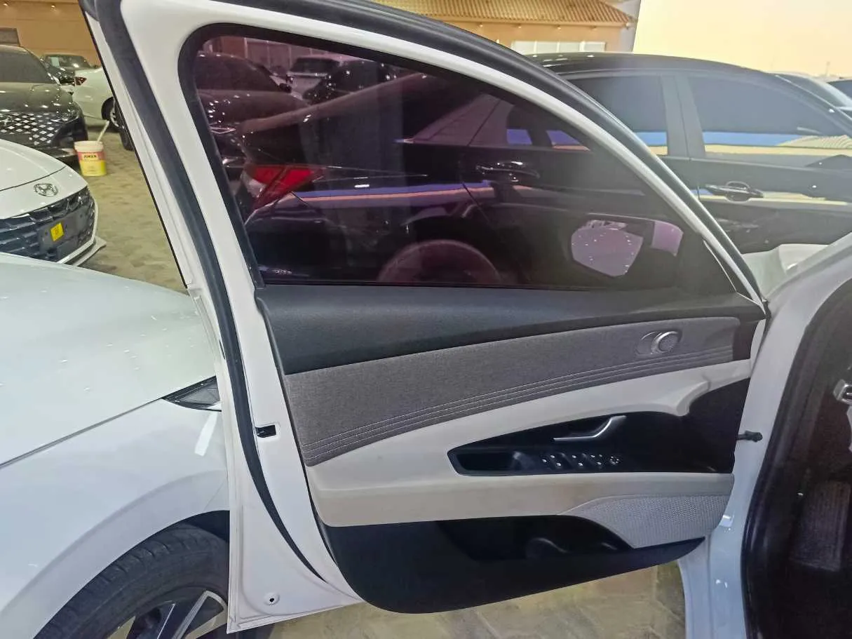 Car image 11