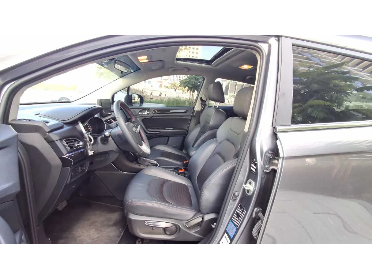 Car image 12