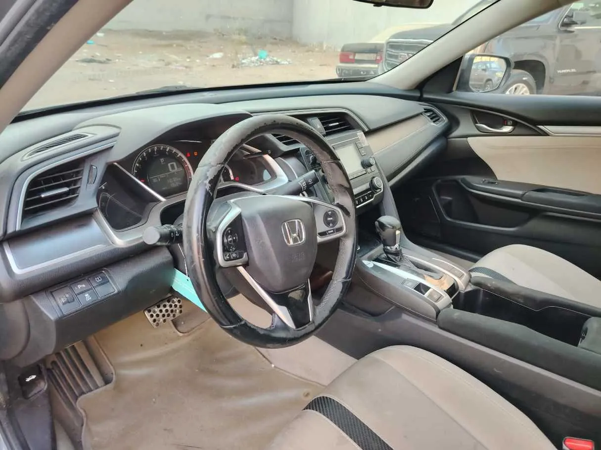 Car image 13