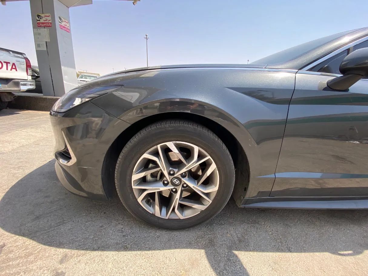 Car image 9