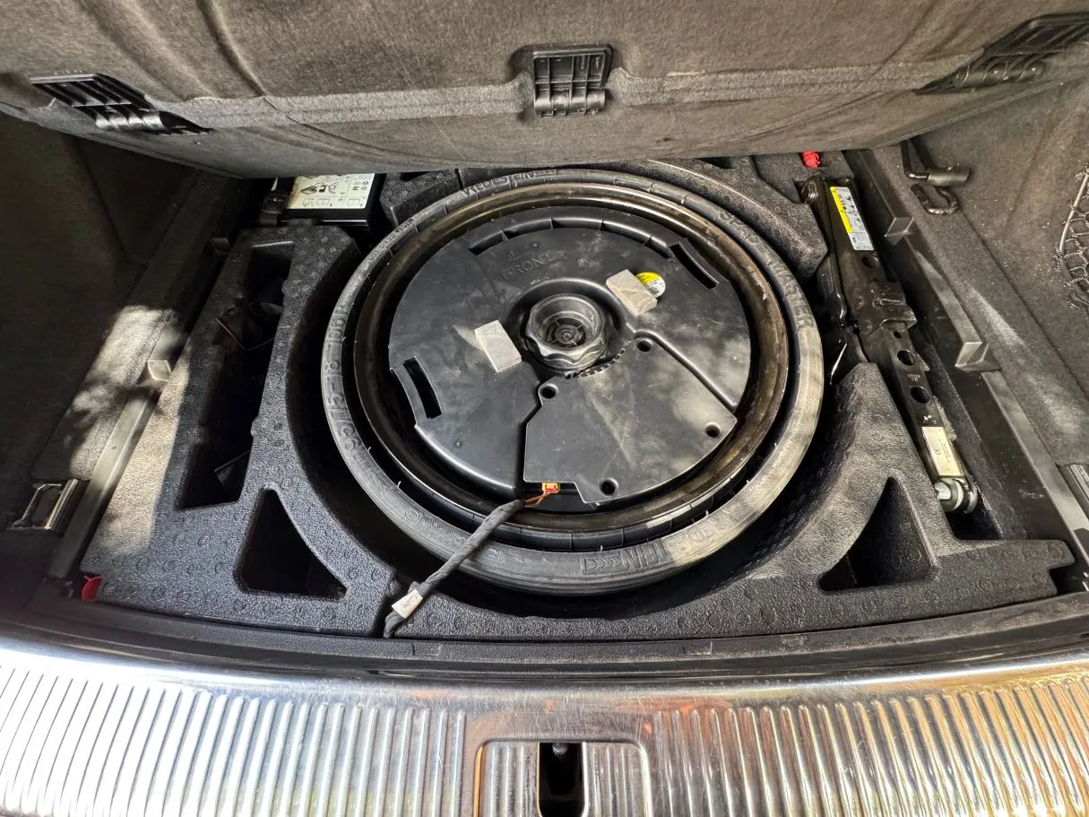 Car image 26
