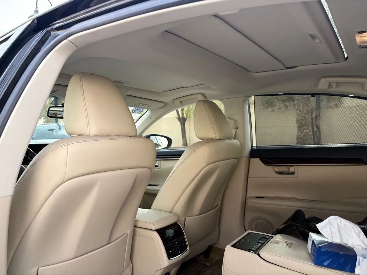Car image 17