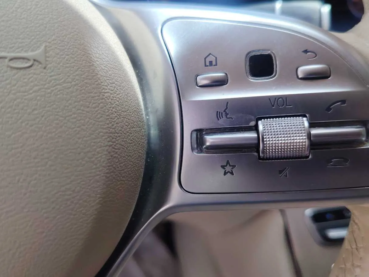Car image 32
