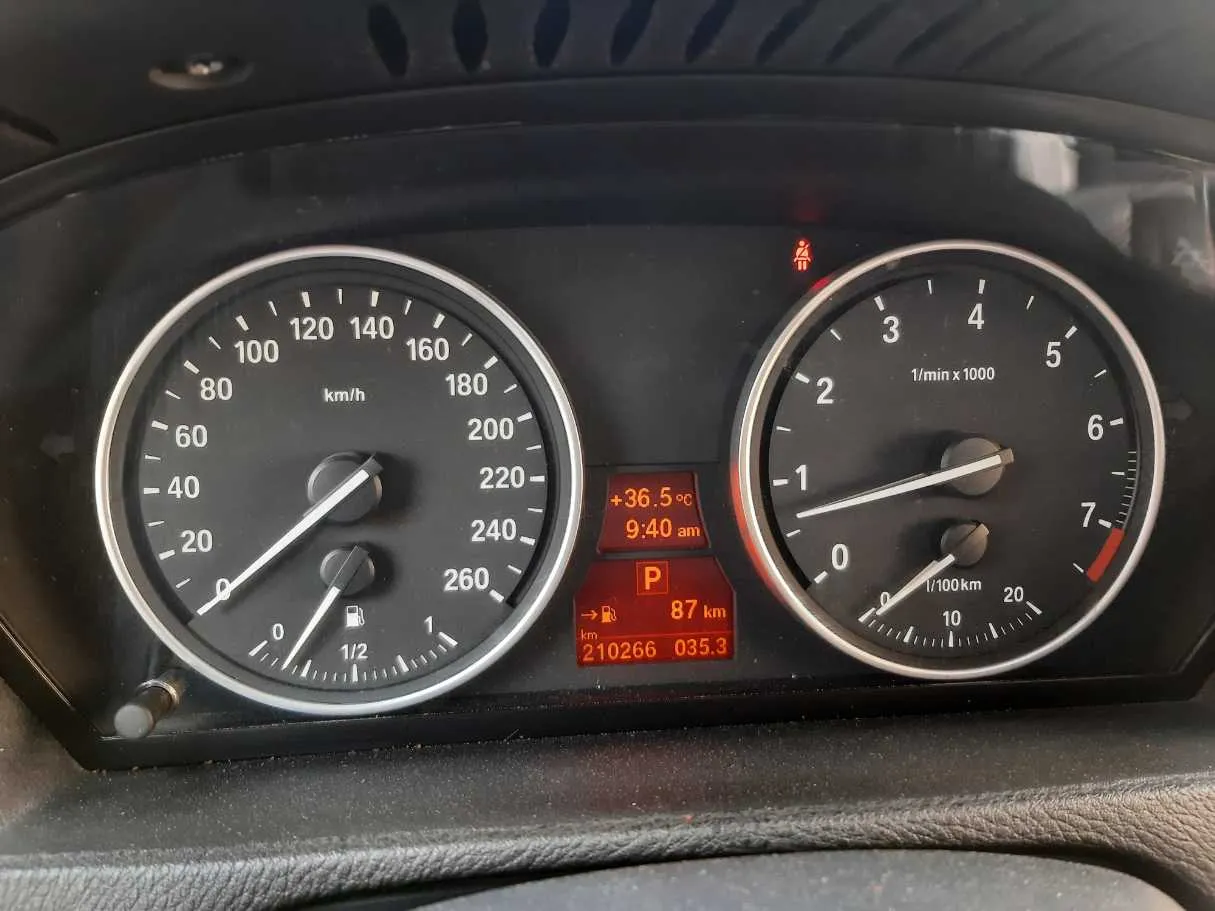 Car image 18