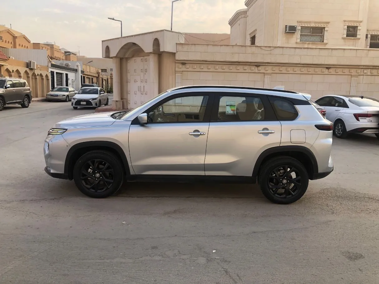 Car image 8