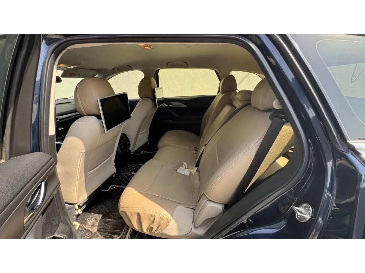 Car image 14